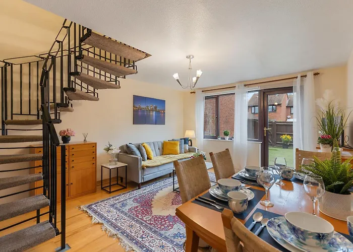 Cosy Canary Wharf House
